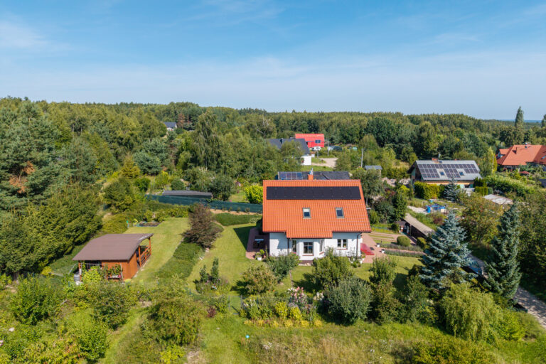 Wyjątkowy, zadbany dom wolnostojący w malowniczej,  spokojnej okolicy.