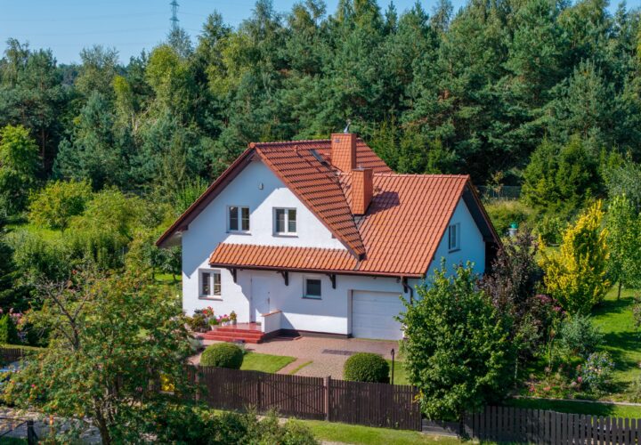 Wyjątkowy, zadbany dom wolnostojący w malowniczej,  spokojnej okolicy.