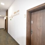 Zostań pierwszym lokatorem. Na wynajem komfortowe dwa pokoje z miejscem w hali garażowej i kom. lokatorską – 30m2 w Rumii koło stacji SKM