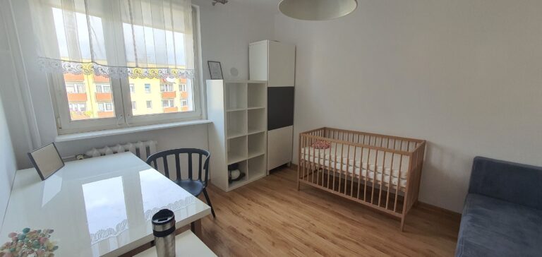Słoneczne dwupokojowe mieszkanie w doskonałej lokalizacji -44 m2 – dwa niezależne pokoje.